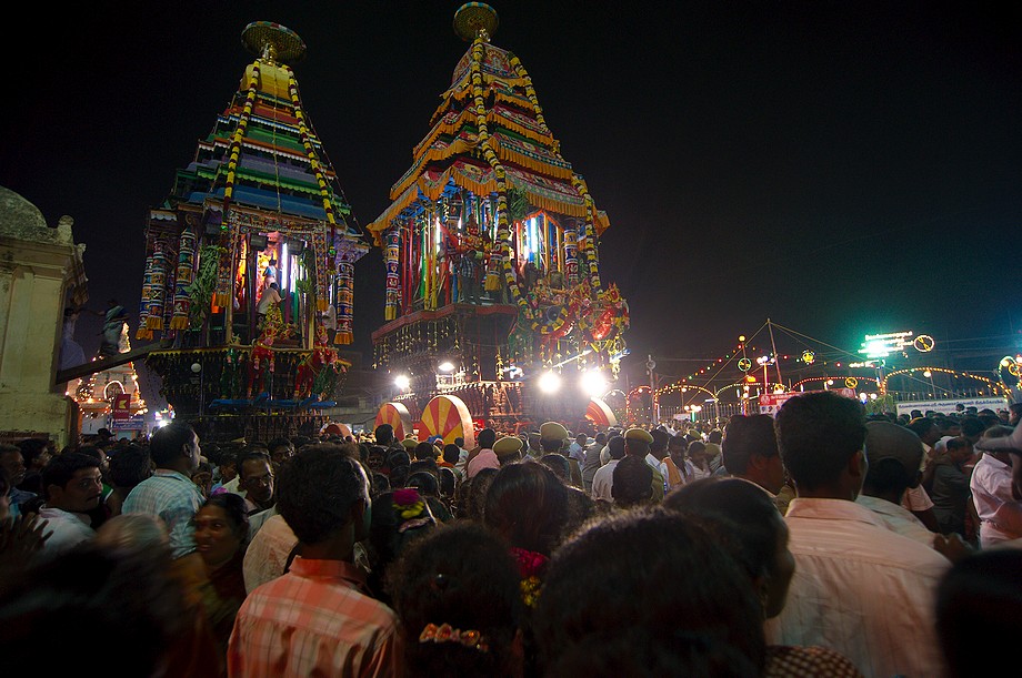Przejazd rydwanów w pobliżu Arunachaleshwar Temple (Karthigai Deepam 2011)